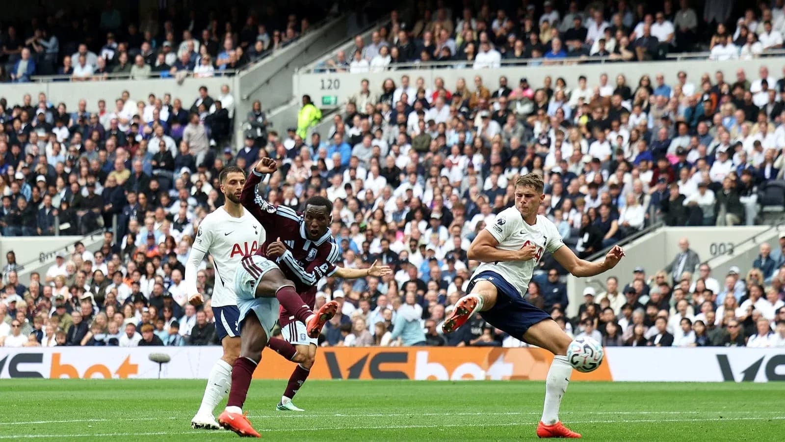 Jugador de Tottenham disparando a puerta en partido