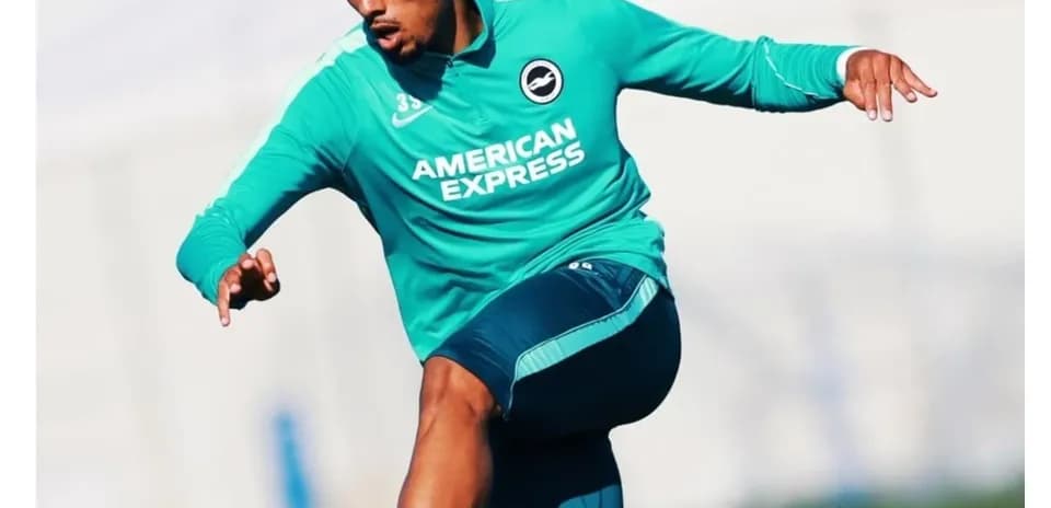 Jugador entrenando y chutando el balón en campo