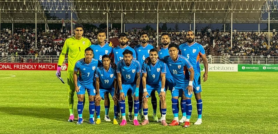 Equipo de fútbol posando antes de un partido amistoso