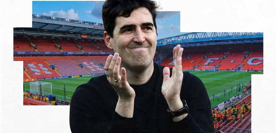 Entrenador aplaudiendo en estadio vacío de Liverpool
