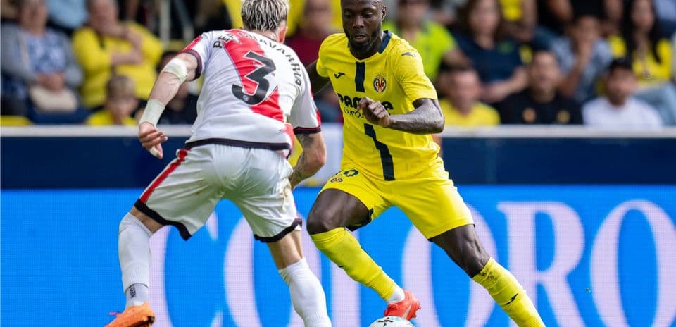 Jugador de Villarreal driblando a defensa de Rayo Vallecano