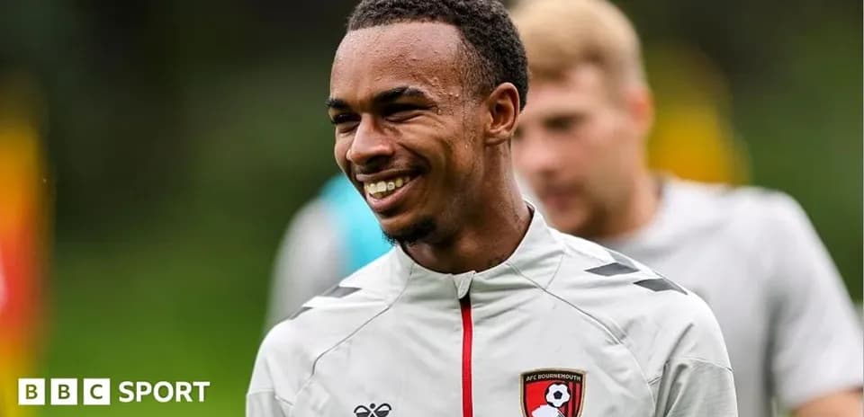 Jugador de AFC Bournemouth sonriendo en entrenamiento