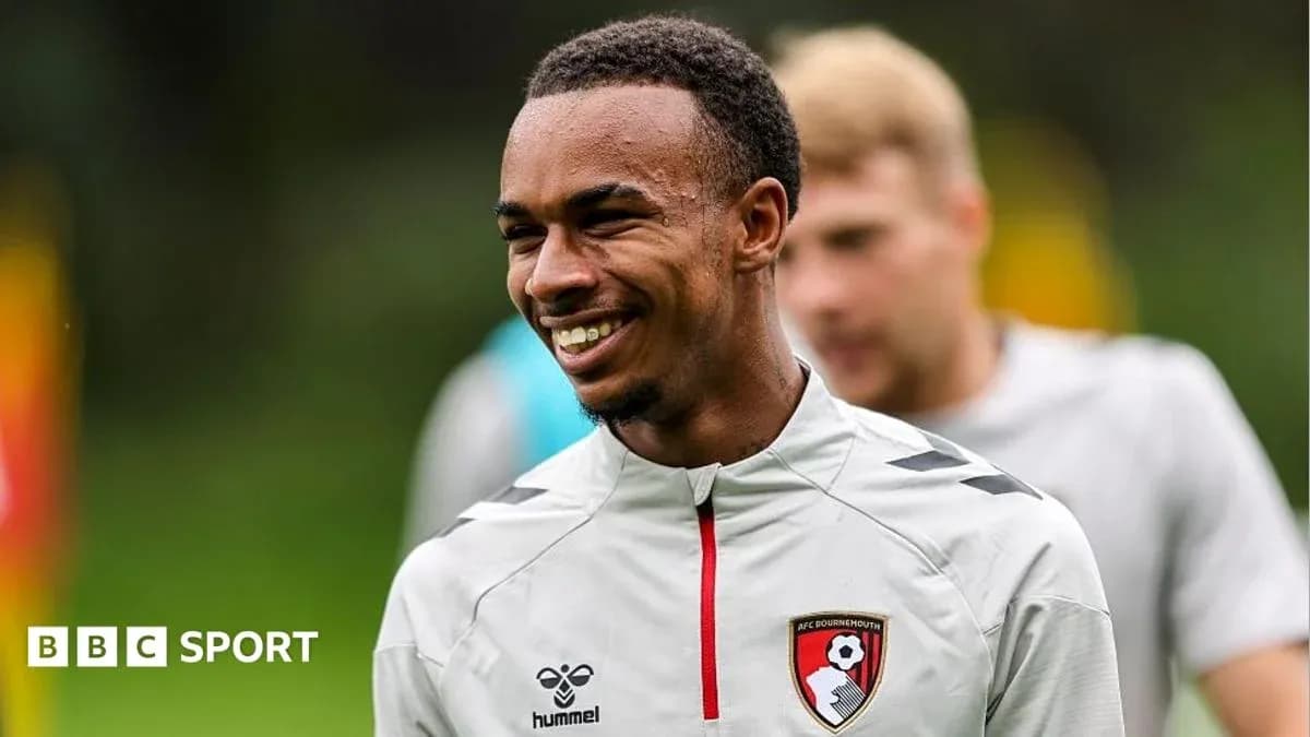 Jugador de AFC Bournemouth sonriendo en entrenamiento