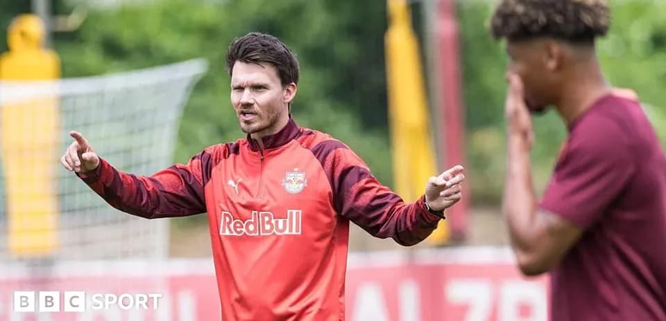 Entrenador dirigiendo a un jugador durante entrenamiento
