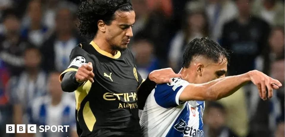 Jugador de Manchester City disputa el balón con adversario