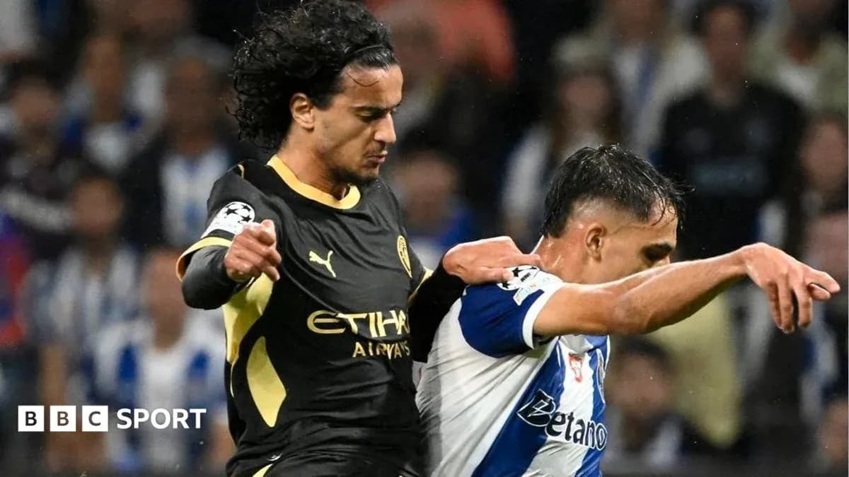 Jugador de Manchester City disputa el balón con adversario