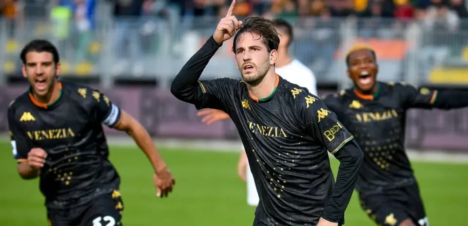 Jugador de Venezia celebra un gol en partido