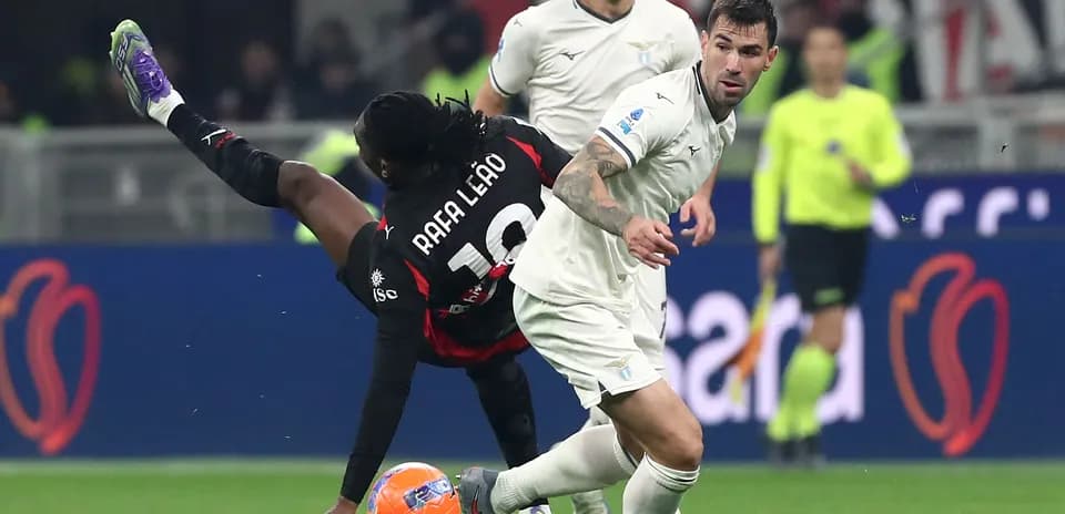 Jugador de Lazio esquivando a Rafael Leão