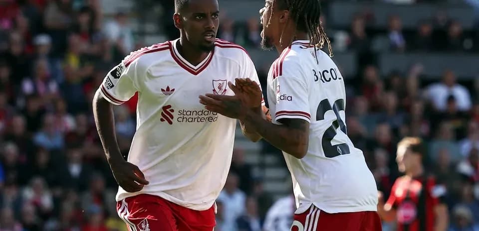 Dos jugadores de Liverpool celebrando un gol