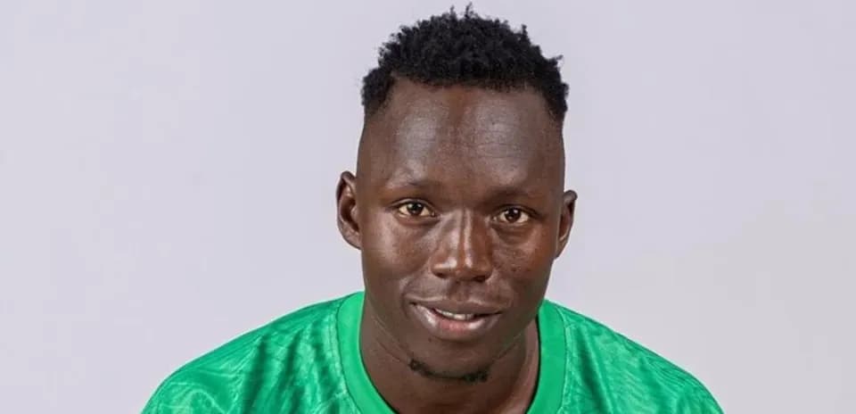 Jugador con camiseta verde sonriendo a la cámara