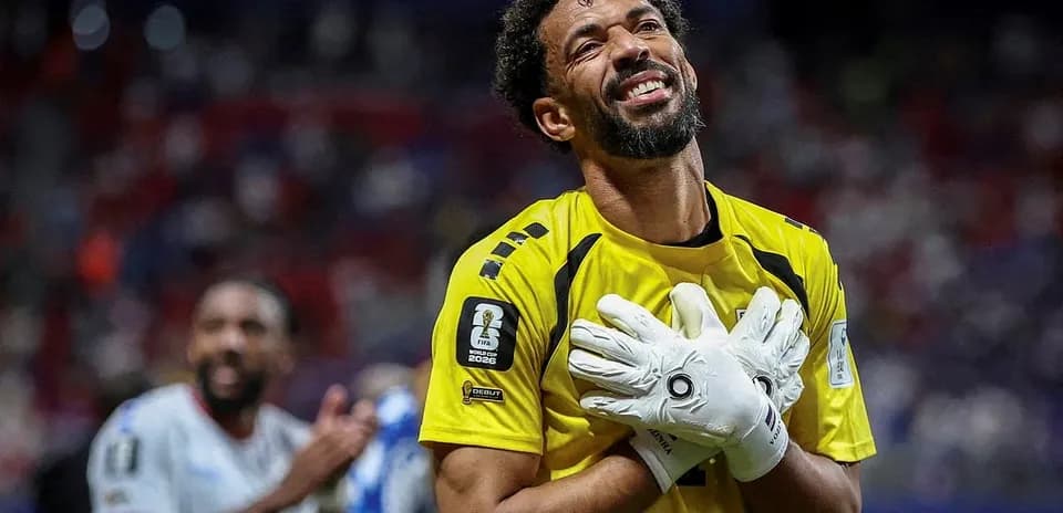 Portero celebrando con guantes en el estadio