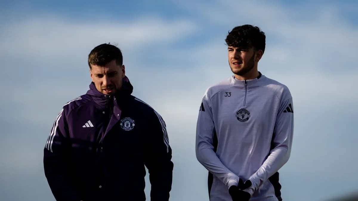Jugadores de Manchester United en el campo de entrenamiento