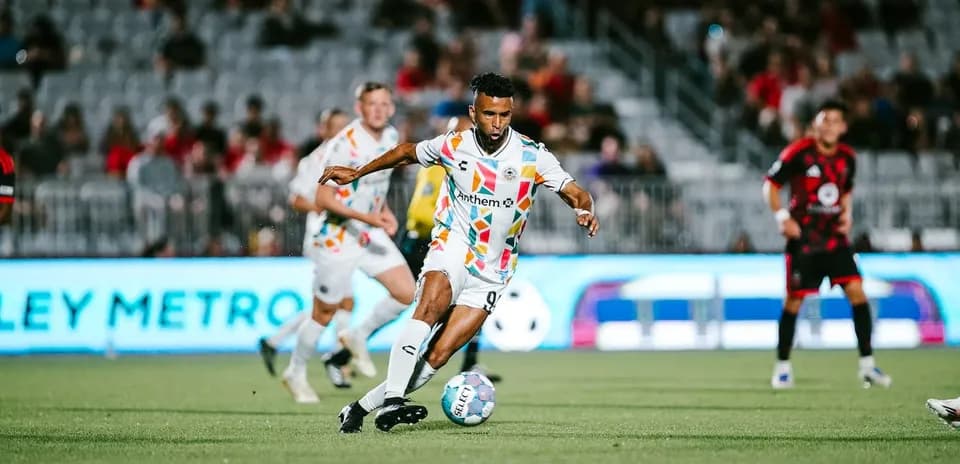 Jugador de Phoenix Rising en acción durante el partido