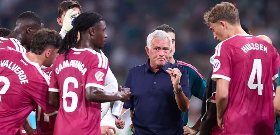 José Mourinho dando instrucciones a su equipo durante partido
