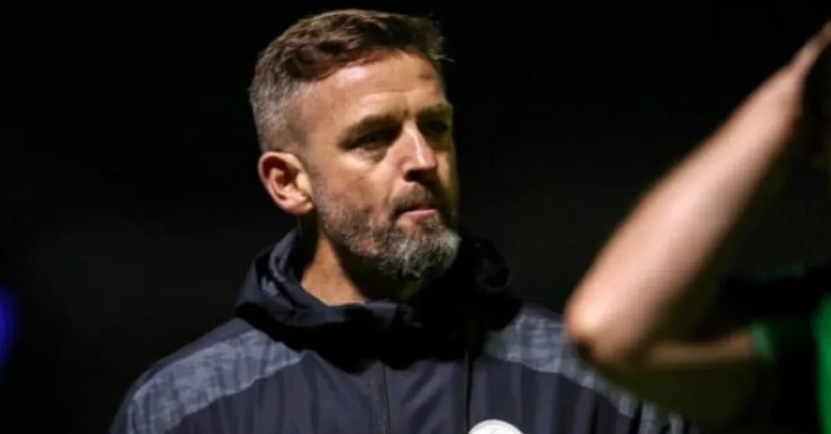 Entrenador observando a los jugadores durante entrenamiento