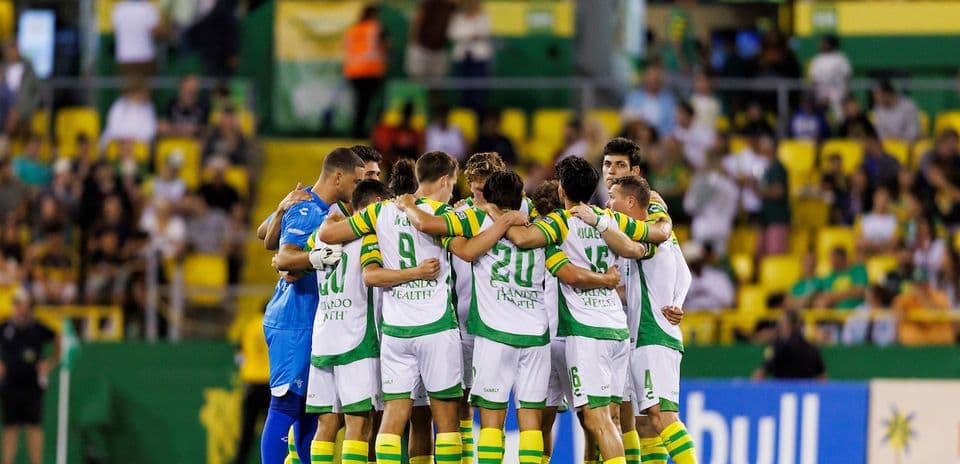 Jugadores del Tampa Bay Rowdies en huddle