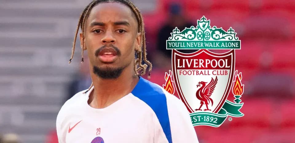 Jugador de PSG en acción con logo de Liverpool