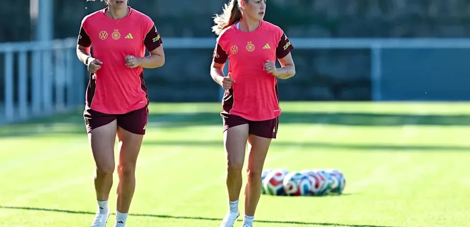 Jugadoras de Alemania corriendo en sesión de entrenamiento