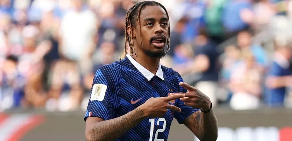 Jugador francés señalando durante el partido