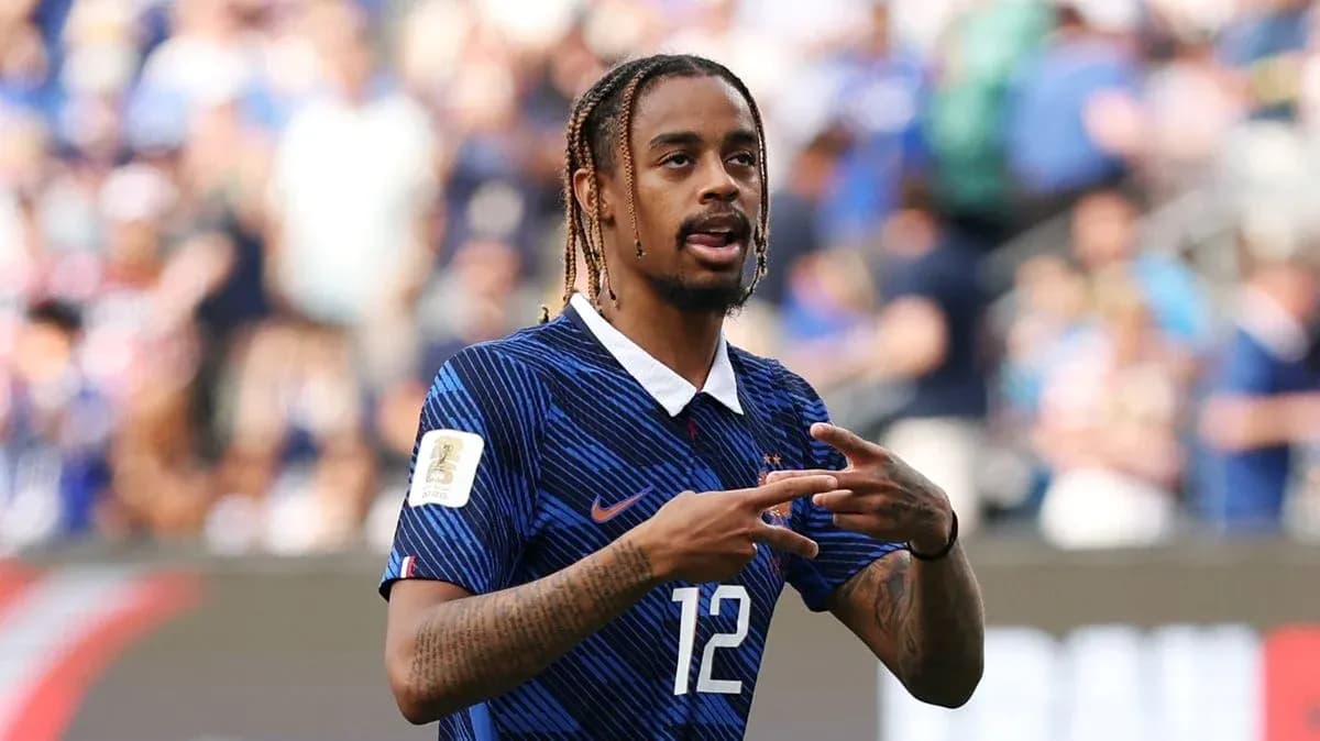 Jugador francés señalando durante el partido
