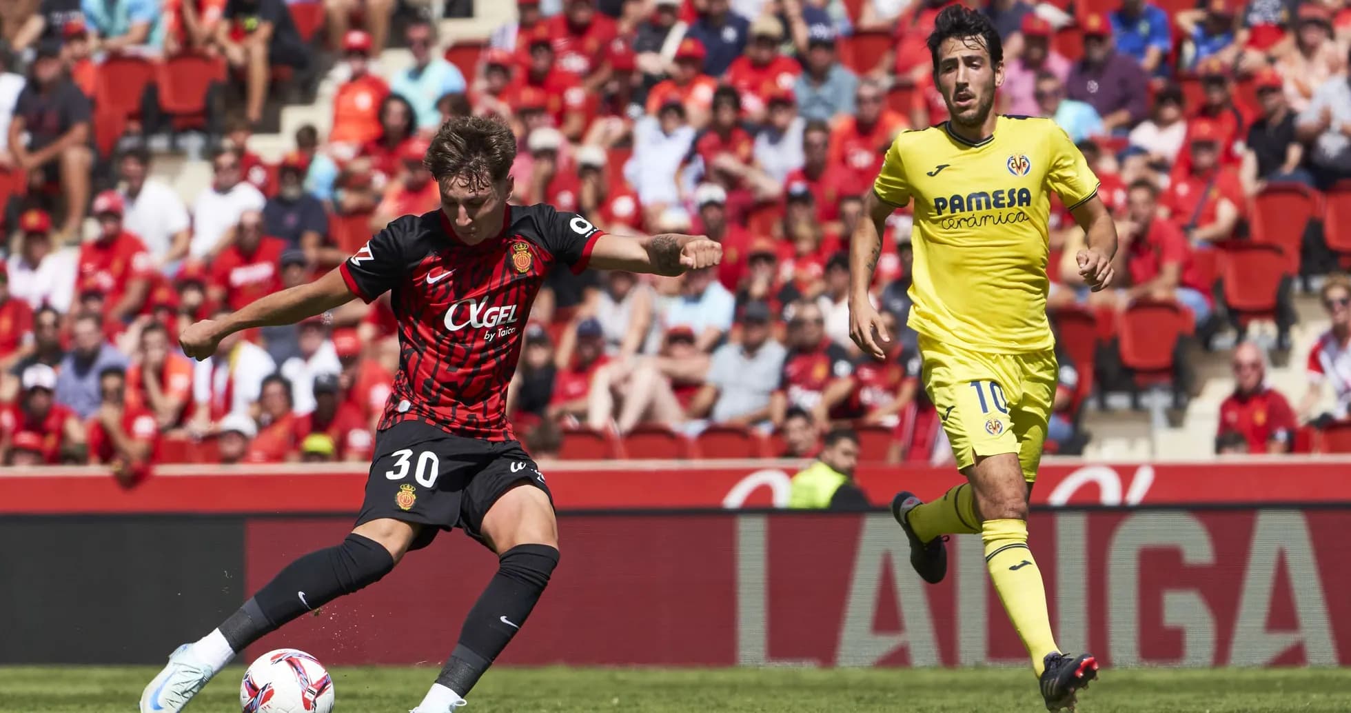 Jugador de Mallorca controlando el balón contra Villarreal