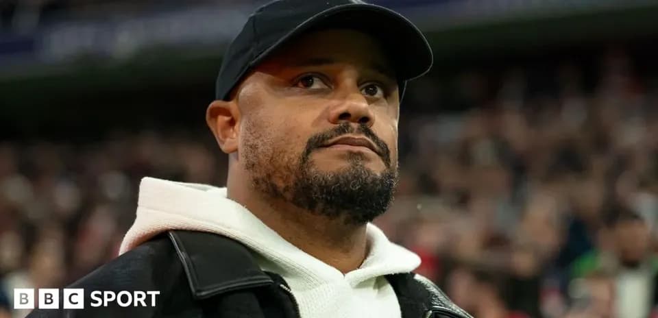 Hombre con gorra observando un evento deportivo