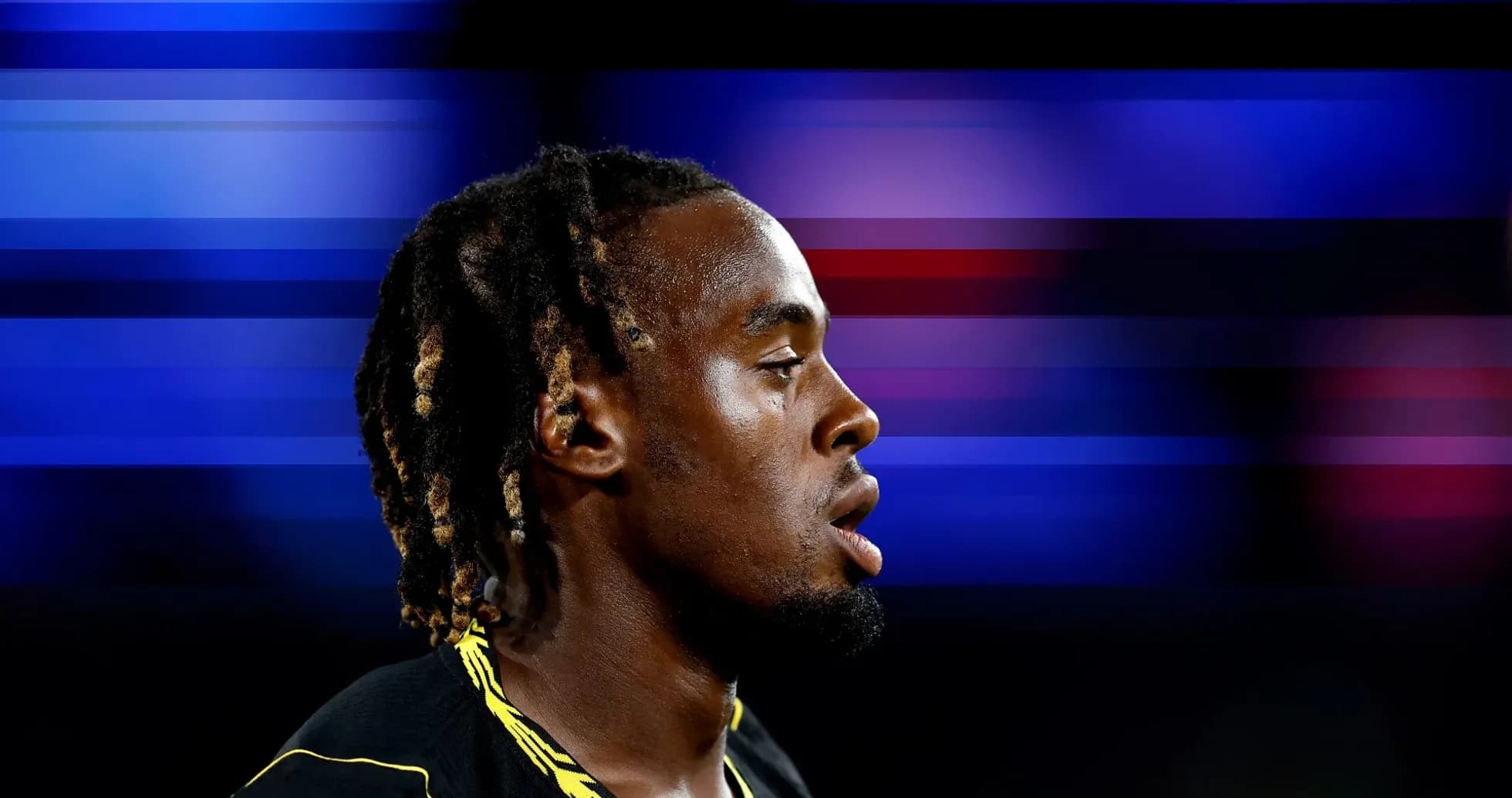Jugador de perfil con fondo de colores difusos