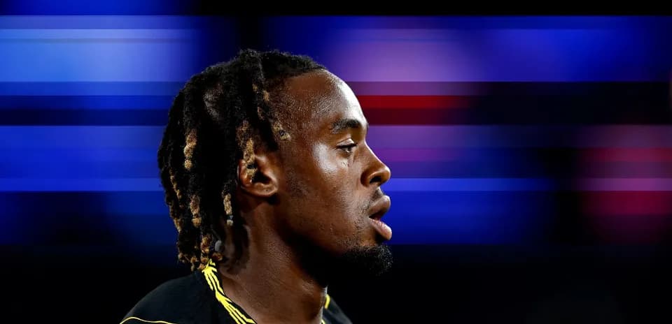 Jugador de perfil con fondo de colores difusos