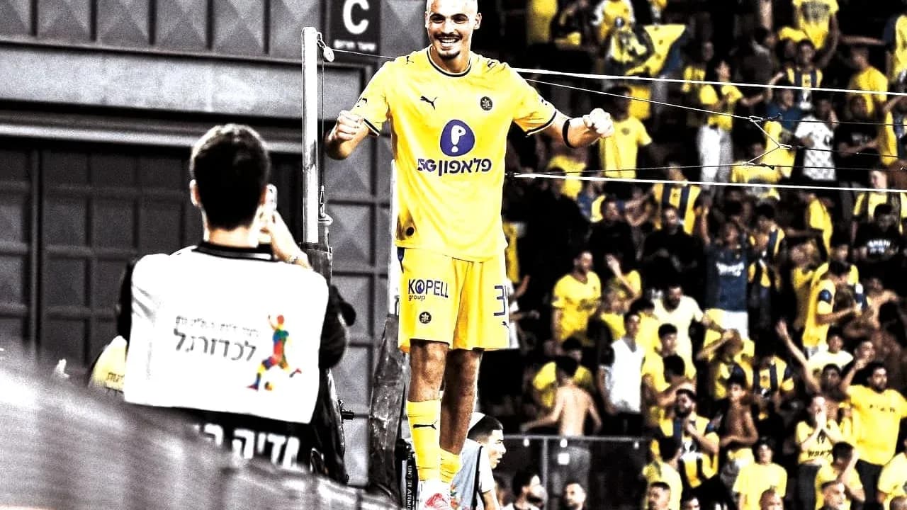 Jugador de Maccabi Tel Aviv celebrando con aficionados