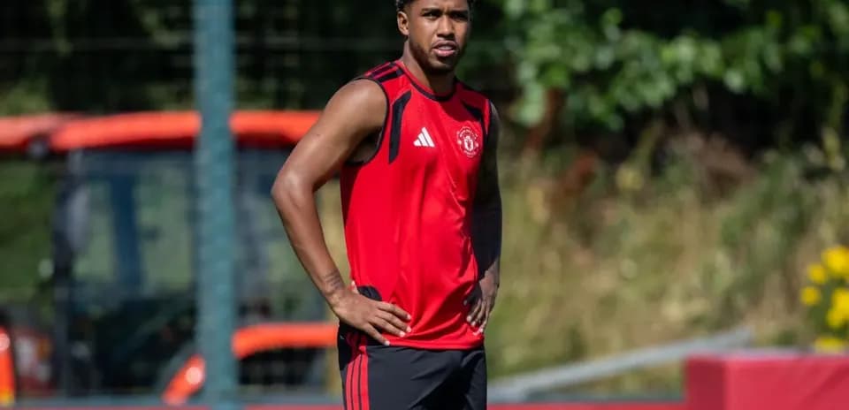 Jugador entrenando en campo con camiseta roja