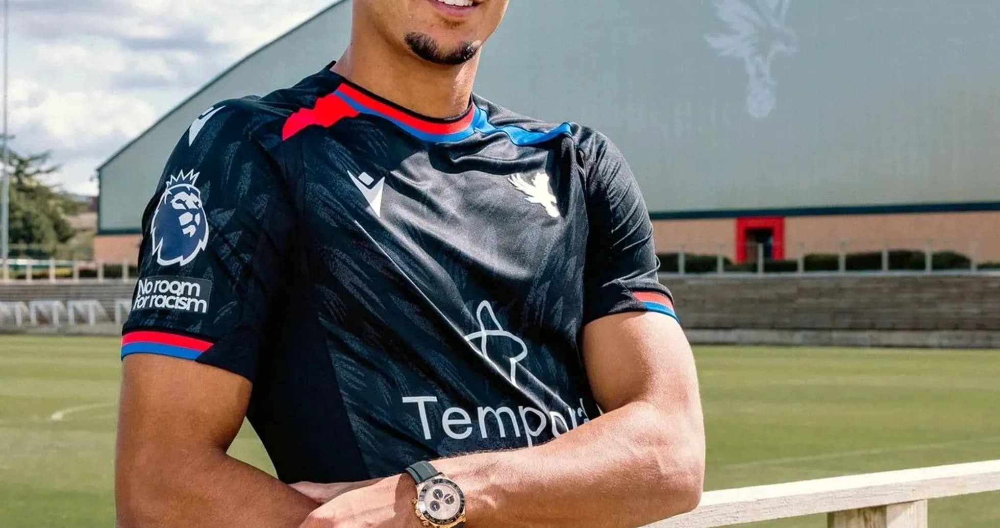 Jugador posando en campo de entrenamiento con camiseta