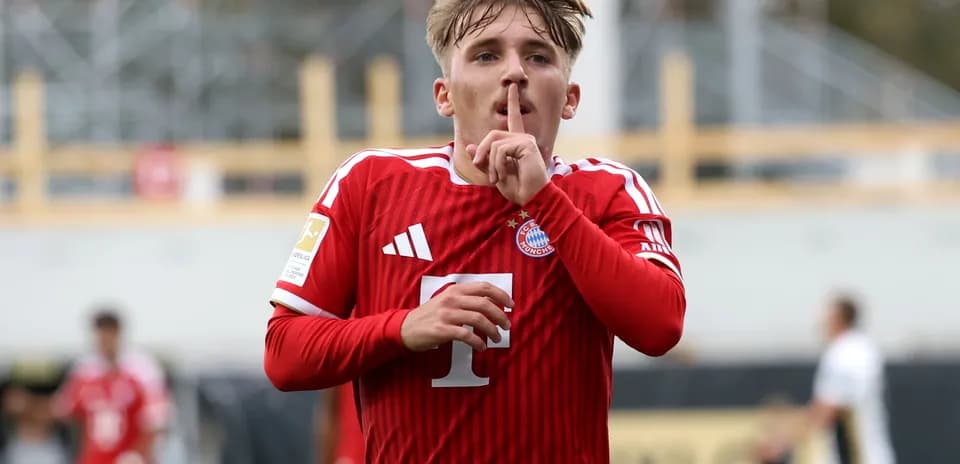 Jugador del Bayern Múnich haciendo gesto de silencio