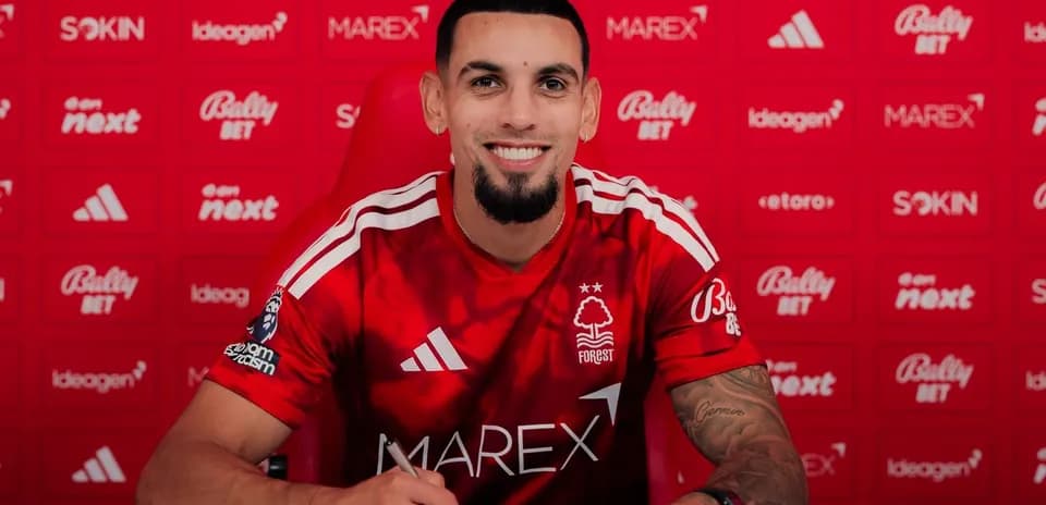 Jugador firmando contrato en sala de prensa