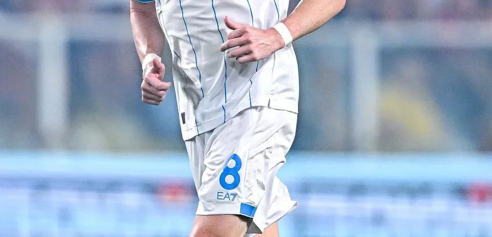 Jugador de Napoli corriendo durante un partido