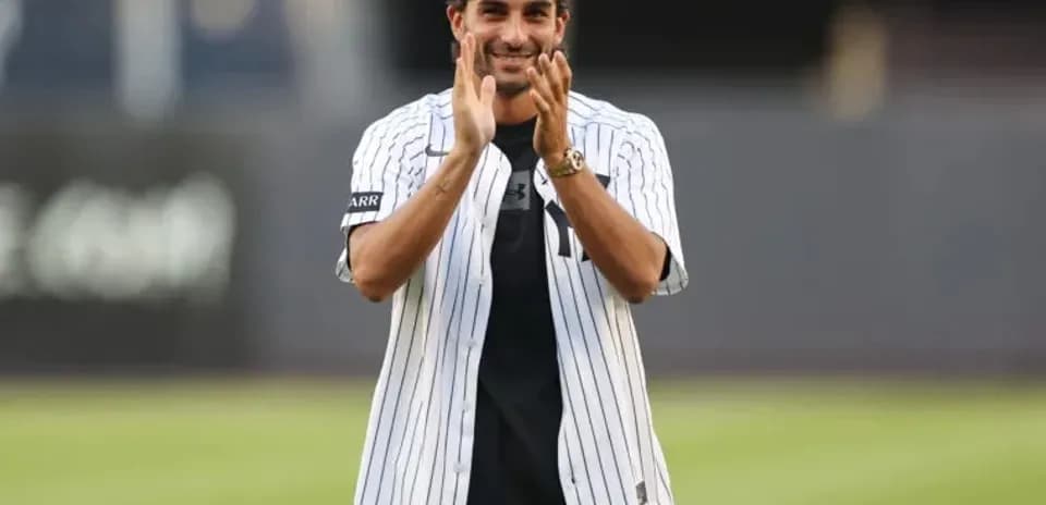 Hombre aplaudiendo con camiseta de béisbol en el campo