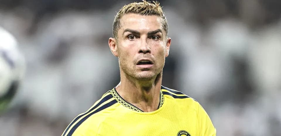 Jugador con uniforme amarillo durante un partido