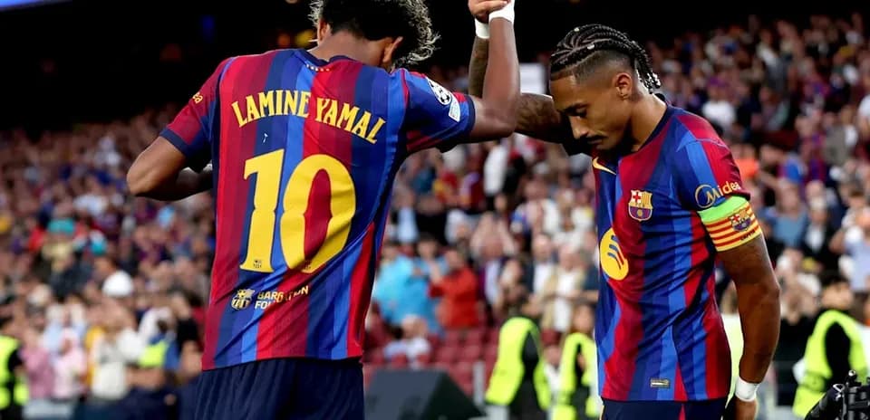 Lamine Yamal y compañero celebrando en el Camp Nou