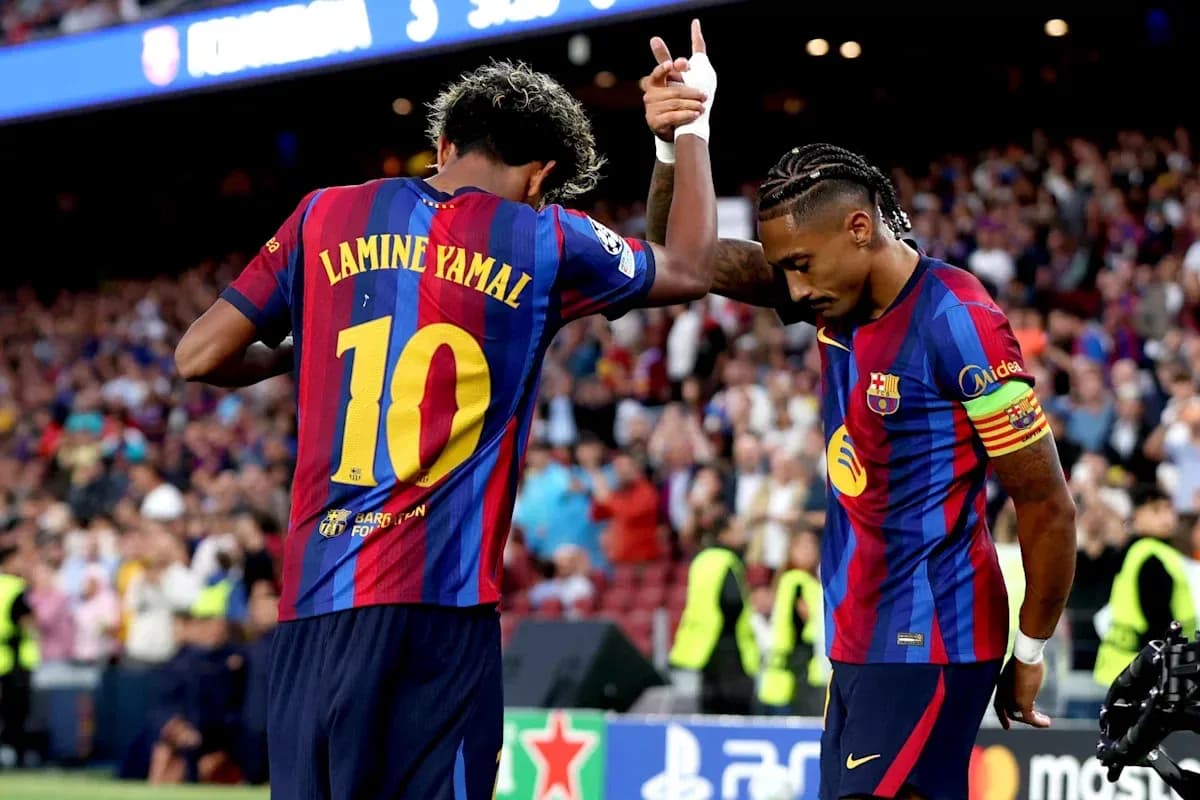 Lamine Yamal y compañero celebrando en el Camp Nou