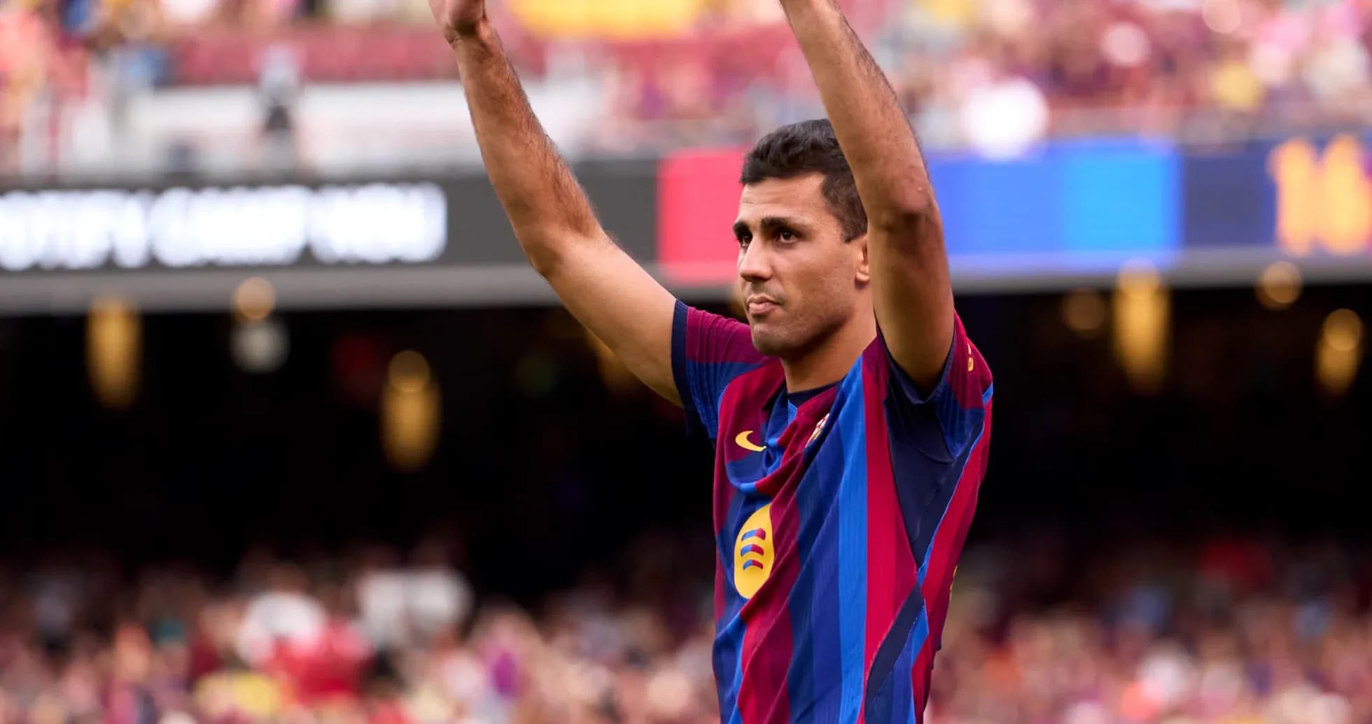 Jugador del FC Barcelona levantando las manos en el estadio