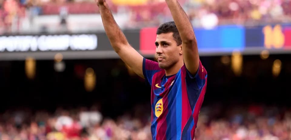 Jugador del FC Barcelona levantando las manos en el estadio