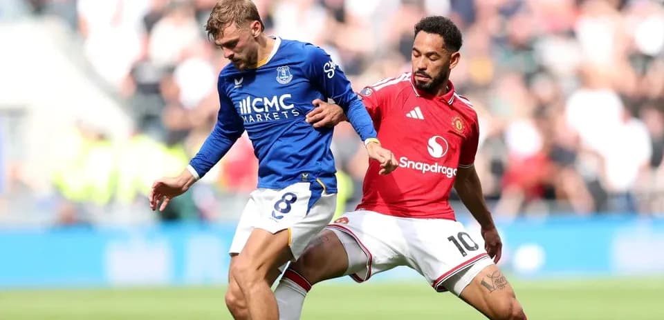 Jugadores de Everton y Manchester United disputando el balón