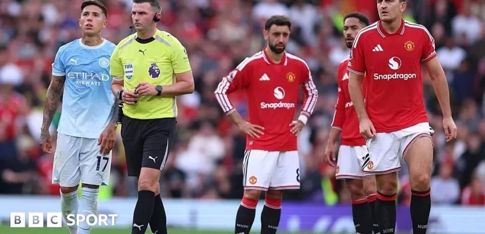 Jugadores de Manchester United y árbitro en el campo
