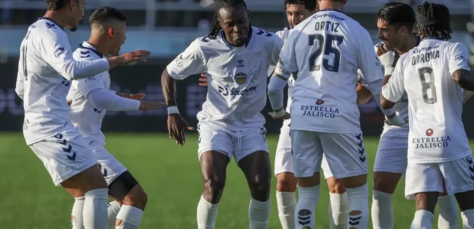 Jugadores de Monterey Bay celebrando un gol