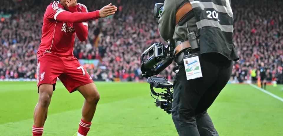 Jugador de Liverpool celebrando gol en Anfield