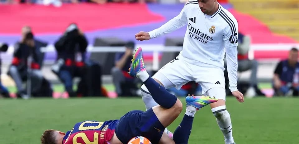 Jugador de Barcelona cae al suelo en el partido