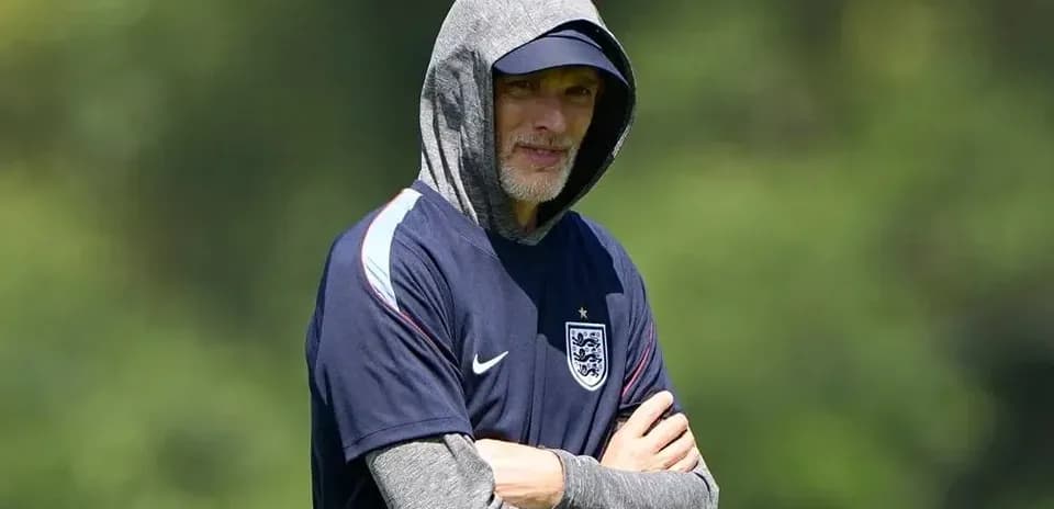 Entrenador observando la práctica del equipo