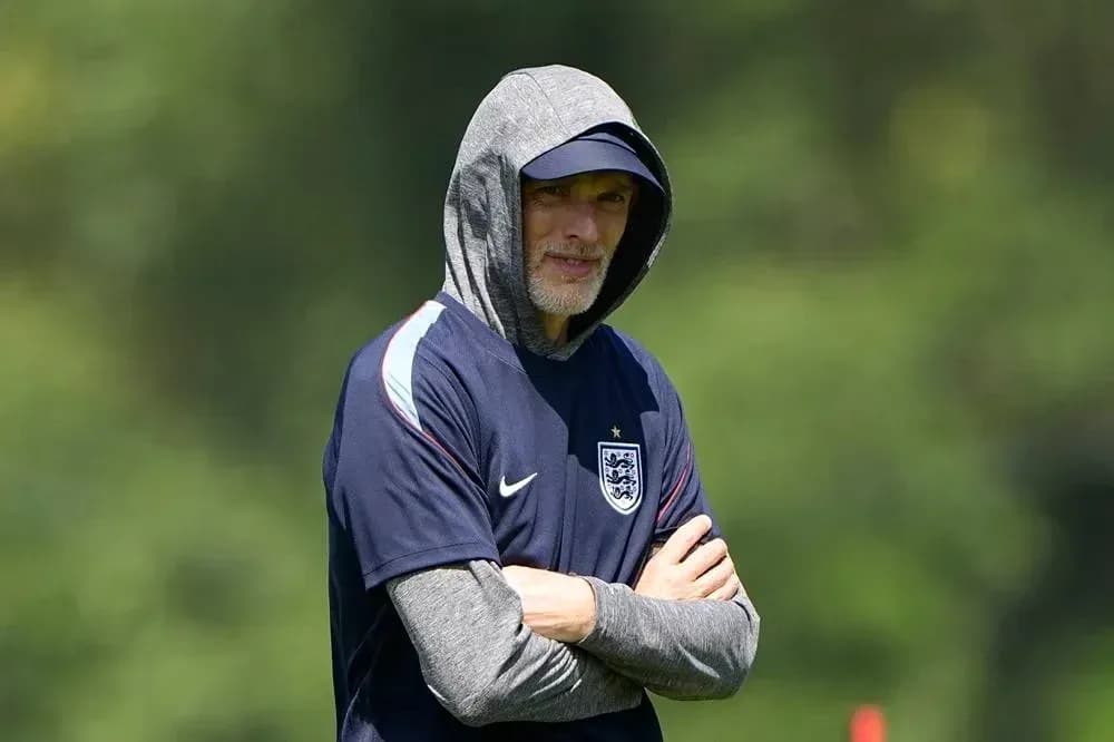 Entrenador observando la práctica del equipo