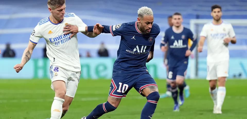 Neymar dribbling past Toni Kroos during match