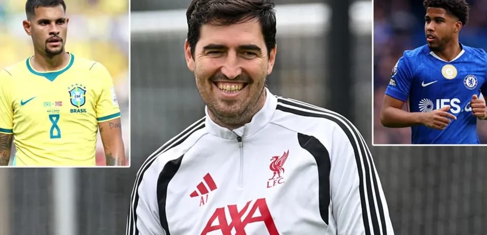 Entrenador de Liverpool sonriendo durante la práctica