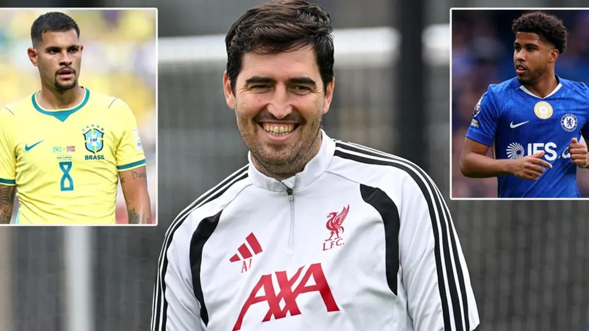 Entrenador de Liverpool sonriendo durante la práctica